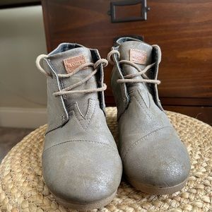 Toms wedge booties size 9